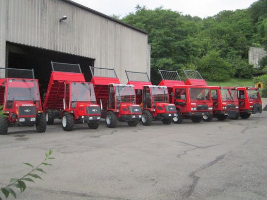dei trattori rossi con rimorchio ribaltabili
